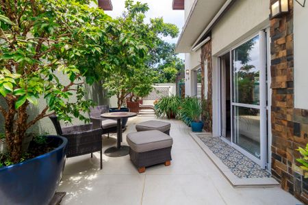 Casa de condomínio à venda com 447m², 4 quartos e 5 vagas Casa de condomínio à venda com 447m², 4 quartos e 5 vagasQuintal