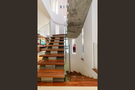 Casa de condomínio à venda com 447m², 4 quartos e 5 vagas Casa de condomínio à venda com 447m², 4 quartos e 5 vagasEscada