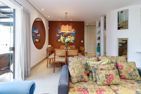 Casa de condomínio à venda com 447m², 4 quartos e 5 vagas Casa de condomínio à venda com 447m², 4 quartos e 5 vagasSala