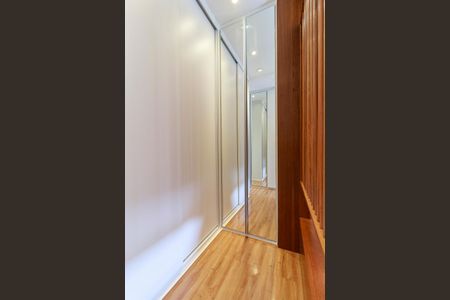 Casa de condomínio à venda com 447m², 4 quartos e 5 vagas Casa de condomínio à venda com 447m², 4 quartos e 5 vagasSuíte Principal - Closet