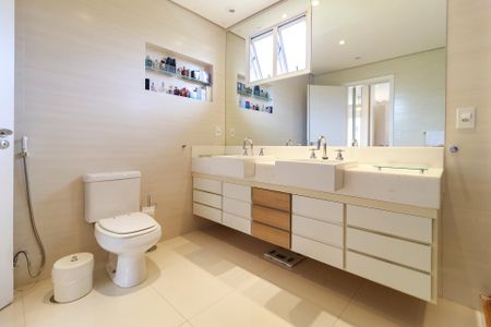 Casa de condomínio à venda com 447m², 4 quartos e 5 vagas Casa de condomínio à venda com 447m², 4 quartos e 5 vagasSuíte Principal - Banheiro