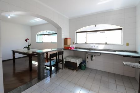 Casa à venda com 183m², 3 quartos e 2 vagasCozinha