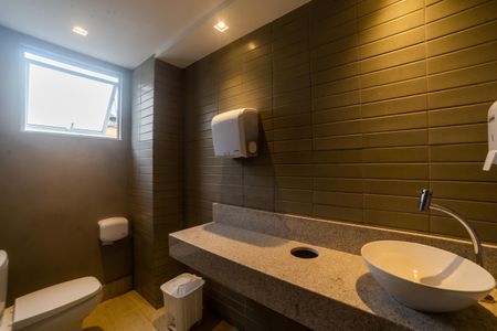 Apartamento à venda com 78m², 3 quartos e 2 vagas Apartamento à venda com 78m², 3 quartos e 2 vagasÁrea comum - Banheiro Salão de festas