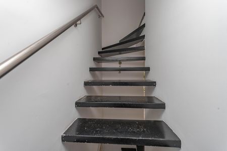 Casa de condomínio à venda com 215m², 3 quartos e 2 vagasEscada