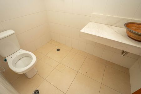 Casa de condomínio à venda com 215m², 3 quartos e 2 vagasBanheiro social