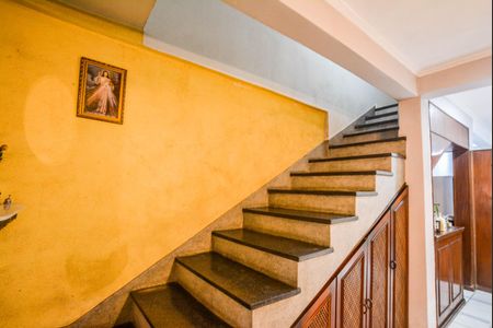 Casa à venda com 166m², 3 quartos e 2 vagas Casa à venda com 166m², 3 quartos e 2 vagasEscada