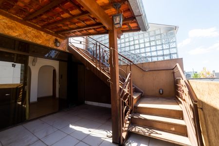 Apartamento à venda com 184m², 3 quartos e 2 vagas Apartamento à venda com 184m², 3 quartos e 2 vagasEscada