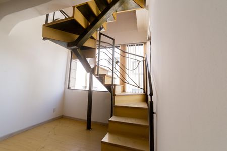 Apartamento à venda com 184m², 3 quartos e 2 vagas Apartamento à venda com 184m², 3 quartos e 2 vagasEscada