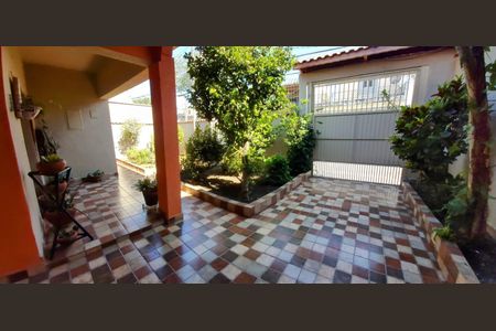 Casa à venda com 240m², 2 quartos e 4 vagas Casa à venda com 240m², 2 quartos e 4 vagasÁrea Externa