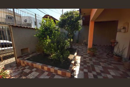 Casa à venda com 240m², 2 quartos e 4 vagas Casa à venda com 240m², 2 quartos e 4 vagasÁrea Externa