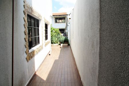 Casa para alugar com 550m², 4 quartos e 4 vagasCorredor acesso a area dos fundos