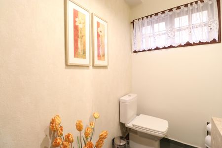 Casa à venda com 342m², 4 quartos e 3 vagasBanheiro de serviço