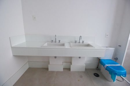 Apartamento à venda com 226m², 3 quartos e 3 vagasBanheiro da Suíte 1