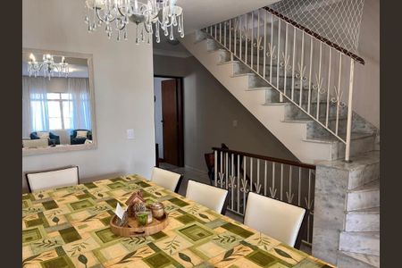 Casa à venda com 332m², 4 quartos e 5 vagas Casa à venda com 332m², 4 quartos e 5 vagasFoto 06