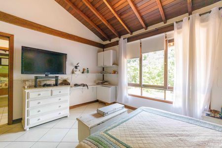 Casa de condomínio à venda com 260m², 3 quartos e 3 vagas Casa de condomínio à venda com 260m², 3 quartos e 3 vagasSuíte 2