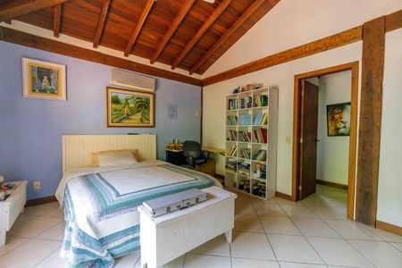 Casa de condomínio à venda com 260m², 3 quartos e 3 vagas Casa de condomínio à venda com 260m², 3 quartos e 3 vagasSuíte 2