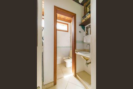Casa de condomínio à venda com 260m², 3 quartos e 3 vagas Casa de condomínio à venda com 260m², 3 quartos e 3 vagasBanheiro Social 2