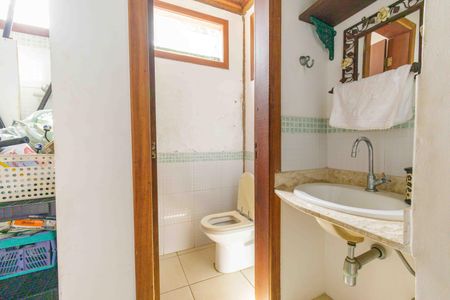 Casa de condomínio à venda com 260m², 3 quartos e 3 vagas Casa de condomínio à venda com 260m², 3 quartos e 3 vagasBanheiro Social 2