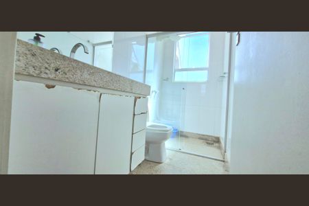 Casa de condomínio à venda com 1000m², 6 quartos e 5 vagasBanheiro social