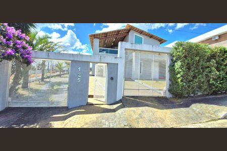 Casa de condomínio à venda com 1000m², 6 quartos e 5 vagasFachada da casa