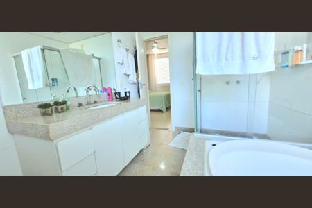 Casa de condomínio à venda com 1000m², 6 quartos e 5 vagasBanheiro da Suíte 1