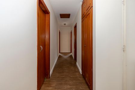 Casa à venda com 252m², 4 quartos e 2 vagas Casa à venda com 252m², 4 quartos e 2 vagasCorredor
