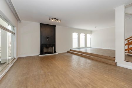 Casa à venda com 252m², 4 quartos e 2 vagas Casa à venda com 252m², 4 quartos e 2 vagasSala