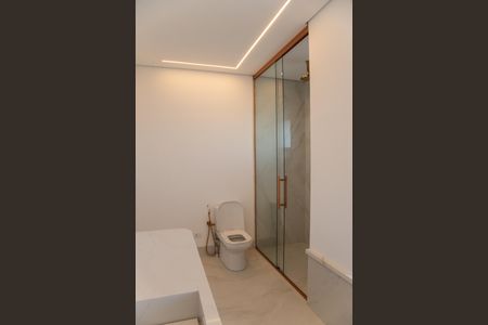 Apartamento à venda com 838m², 5 quartos e 7 vagasBanheiro da Suíte 1