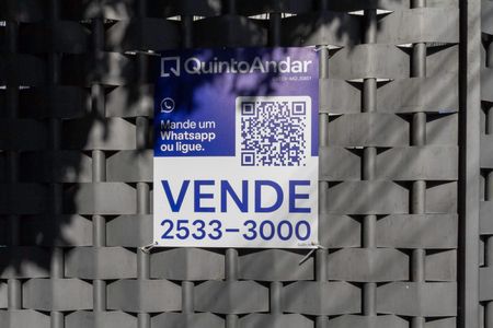 Apartamento à venda com 110m², 4 quartos e 3 vagas Apartamento à venda com 110m², 4 quartos e 3 vagasFachada e Placa