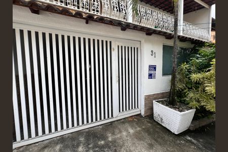 Casa de condomínio para alugar com 254m², 4 quartos e 3 vagas Casa de condomínio para alugar com 254m², 4 quartos e 3 vagasFachada