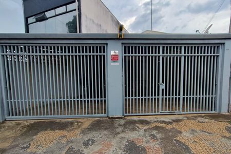 Casa à venda com 280m², 3 quartos e 2 vagas Casa à venda com 280m², 3 quartos e 2 vagasFachada