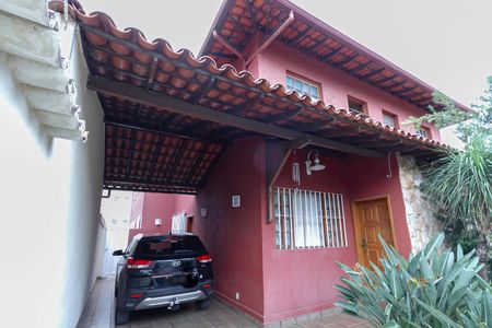 Casa à venda com 231m², 3 quartos e 3 vagas Casa à venda com 231m², 3 quartos e 3 vagasEntrada