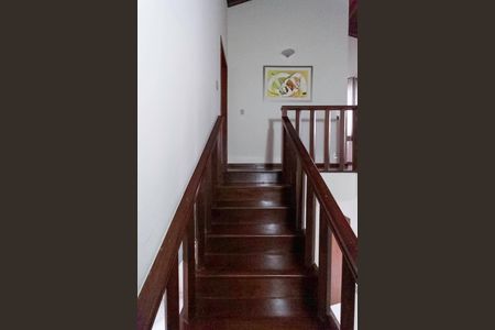 Casa à venda com 231m², 3 quartos e 3 vagas Casa à venda com 231m², 3 quartos e 3 vagasEscada