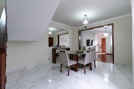 Casa à venda com 231m², 3 quartos e 3 vagas Casa à venda com 231m², 3 quartos e 3 vagasCopa