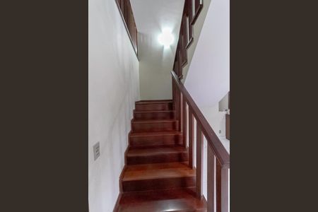 Casa à venda com 231m², 3 quartos e 3 vagas Casa à venda com 231m², 3 quartos e 3 vagasEscada