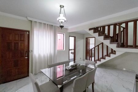 Casa à venda com 231m², 3 quartos e 3 vagas Casa à venda com 231m², 3 quartos e 3 vagasCopa