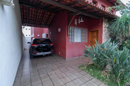 Casa à venda com 231m², 3 quartos e 3 vagas Casa à venda com 231m², 3 quartos e 3 vagasEntrada