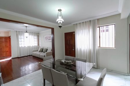 Casa à venda com 231m², 3 quartos e 3 vagas Casa à venda com 231m², 3 quartos e 3 vagasCopa