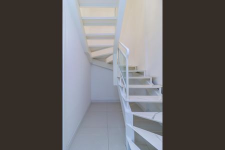 Apartamento à venda com 88m², 1 quarto e 2 vagas Apartamento à venda com 88m², 1 quarto e 2 vagasEscada