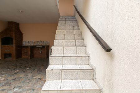 Casa à venda com 149m², 2 quartos e 2 vagas Casa à venda com 149m², 2 quartos e 2 vagasEscada
