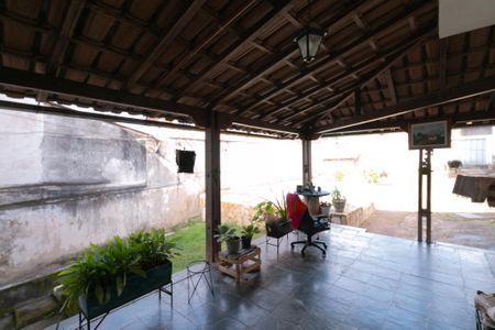 Casa à venda com 170m², 2 quartos e 10 vagas Casa à venda com 170m², 2 quartos e 10 vagasVaranda