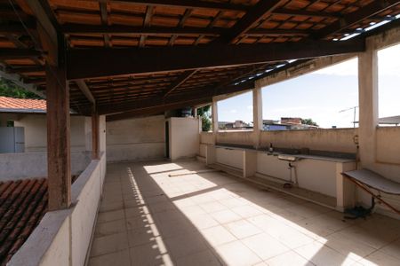 Casa à venda com 170m², 2 quartos e 10 vagas Casa à venda com 170m², 2 quartos e 10 vagasTerraço