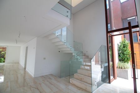 Casa à venda com 786m², 4 quartos e 5 vagas Casa à venda com 786m², 4 quartos e 5 vagasEscada