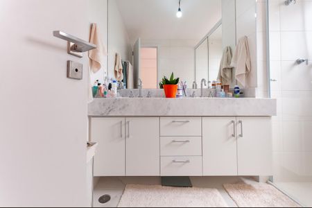 Apartamento à venda com 135m², 3 quartos e 2 vagas Apartamento à venda com 135m², 3 quartos e 2 vagasBanheiro do quarto 1 Suíte