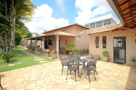 Casa à venda com 453m², 5 quartos e 4 vagasFachada