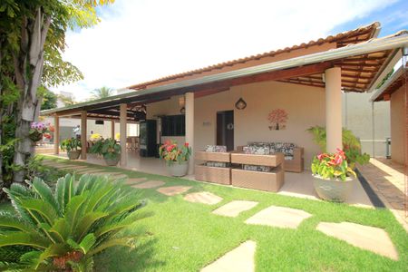 Casa à venda com 453m², 5 quartos e 4 vagasFachada