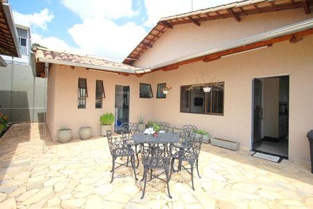 Casa à venda com 453m², 5 quartos e 4 vagasQuintal