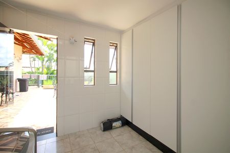 Casa à venda com 453m², 5 quartos e 4 vagasLavanderia