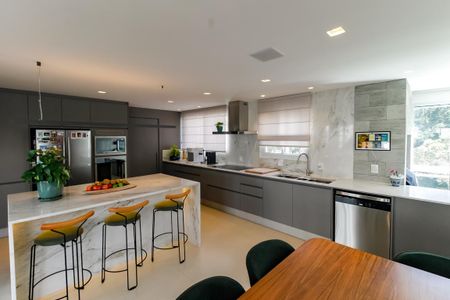 Apartamento à venda com 214m², 2 quartos e 3 vagas Apartamento à venda com 214m², 2 quartos e 3 vagasCozinha - Armários