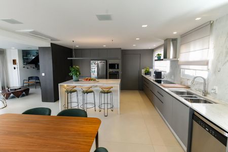 Apartamento à venda com 214m², 2 quartos e 3 vagas Apartamento à venda com 214m², 2 quartos e 3 vagasCozinha - Armários